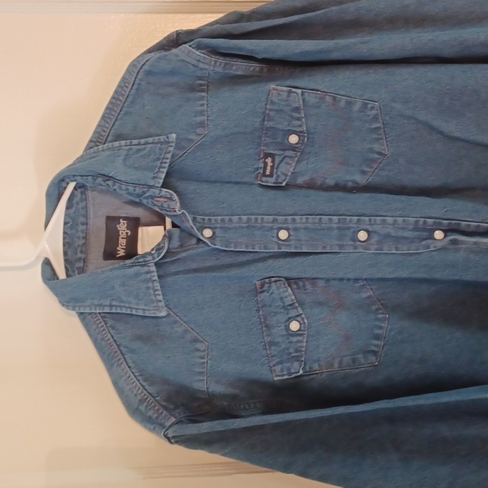Wrangler denim shirt snaps men's size  17x34  100 percent cotton